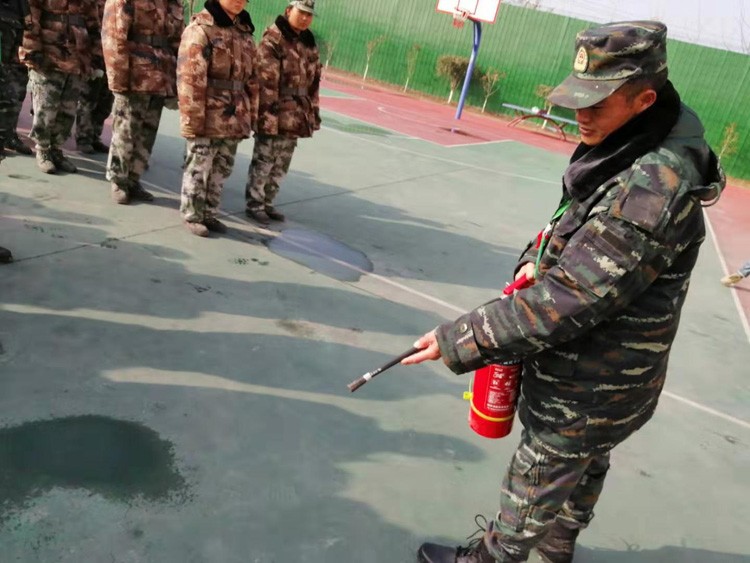 启德特训学校消防逃生演练(图1) 教官告诉学生如何正确使用灭火器