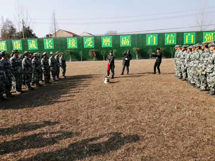 启德特训学校消防逃生演练(图2) 灭火器使用现场教学(图一)