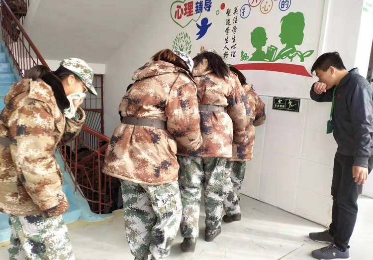 启德特训学校消防逃生演练(图7) 学生在老师指挥下离开危险区域