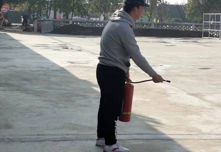 启德特训学校消防逃生演练(图13) 教官教学如何使用灭火器