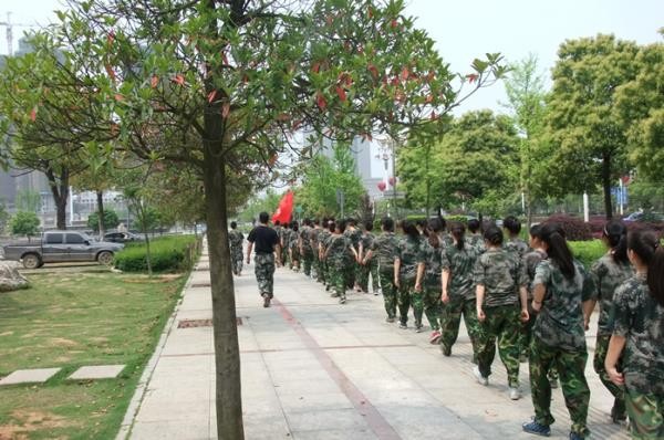 组织学生参加徒步训练(图2) 组织学生参加徒步训练