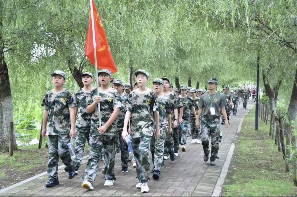 组织学生参加徒步训练